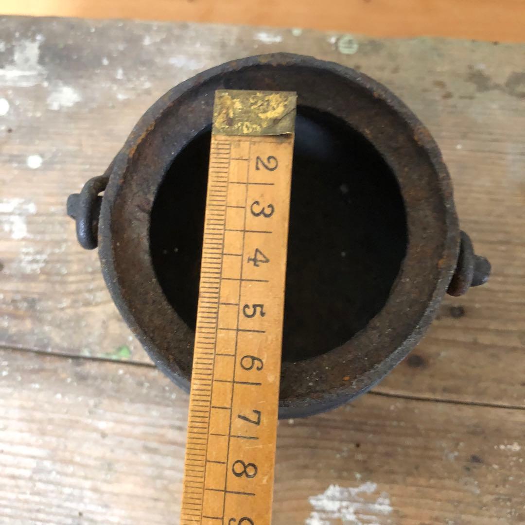 古い小さな鉄鍋（釜）　三ツ足　蓋付き　アンティーク　フランス　蚤の市　no.99