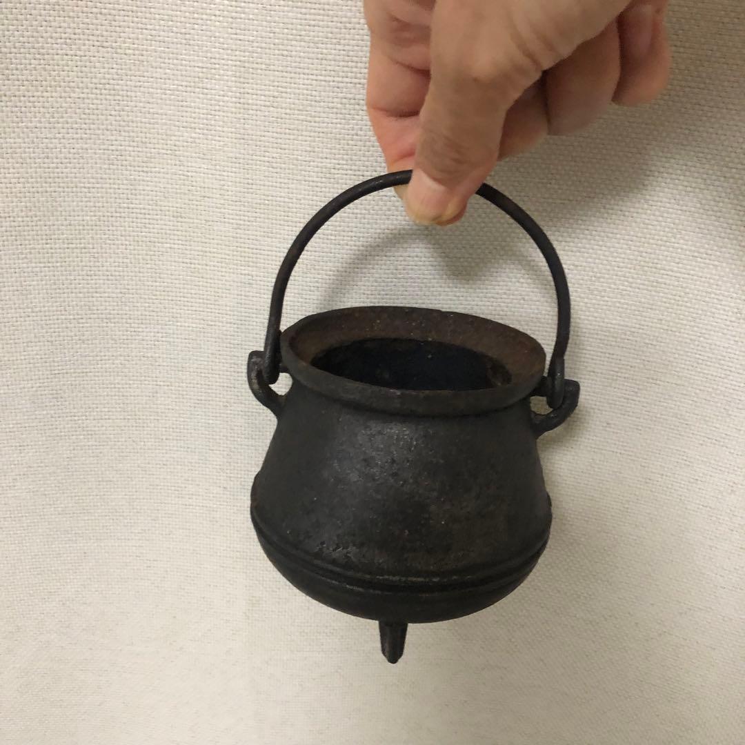 古い小さな鉄鍋（釜）　三ツ足　蓋付き　アンティーク　フランス　蚤の市　no.99