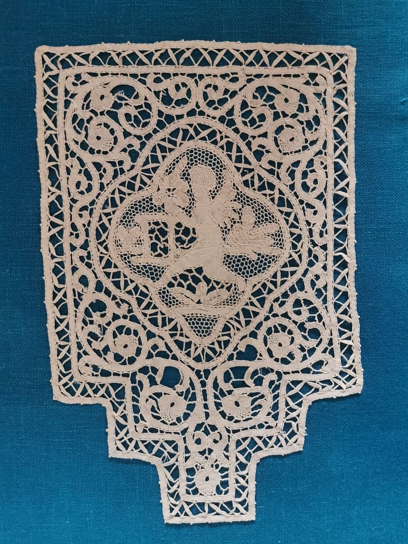 アンティークイタリア カントゥーレース 花を運ぶ草原のエンジェル トレイクロス