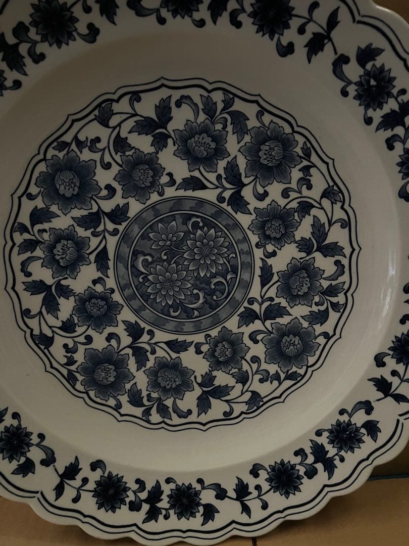 青い花柄の陶器皿