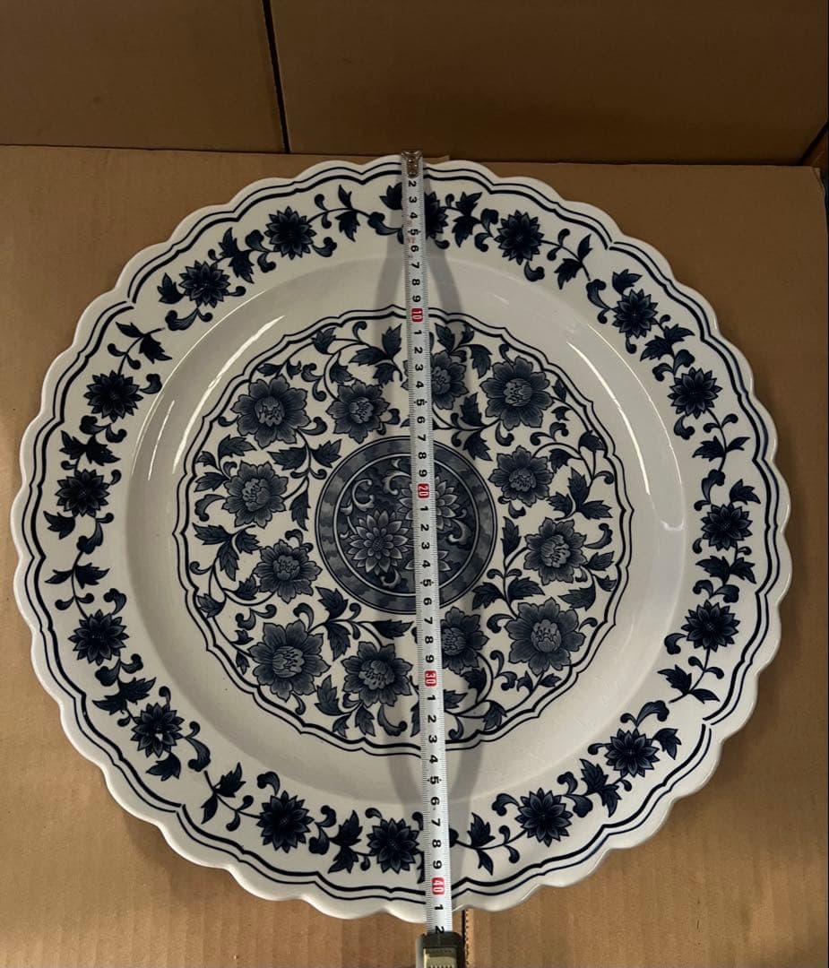 青い花柄の陶器皿