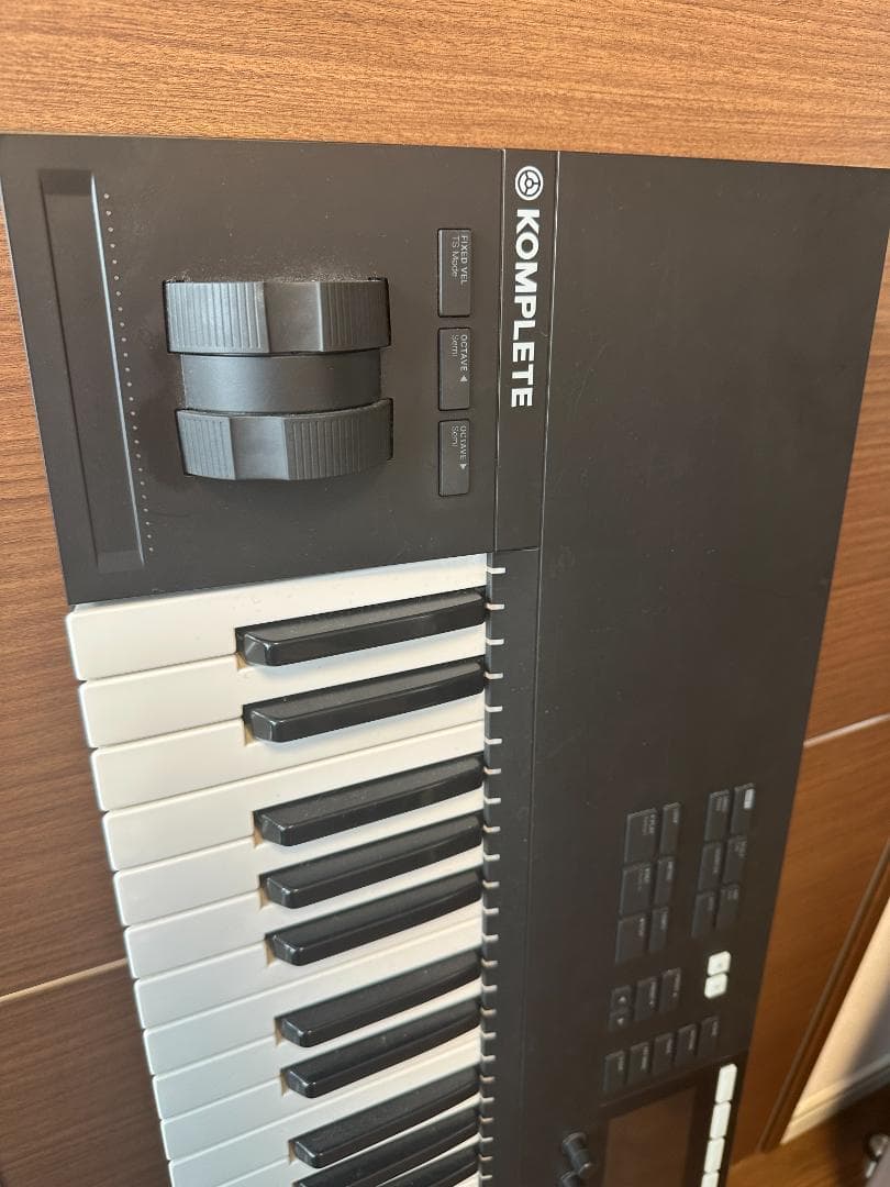 KOMPLETE KONTROL S61 MIDIキーボード