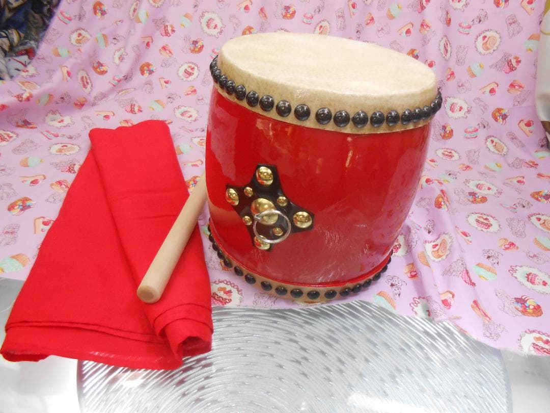 新品未使用(送料無料)14.980円　小太鼓18cm赤いサージ/モス布撥付き