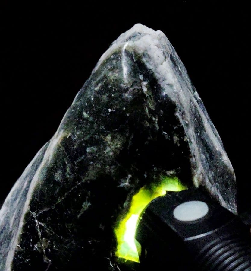 ★翡翠原石★糸魚川【コン・ザ・ワスーカル底カット3844ｇ】