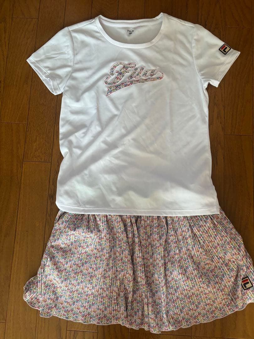 FILA ホワイトTシャツとマルチカラースカートセット M