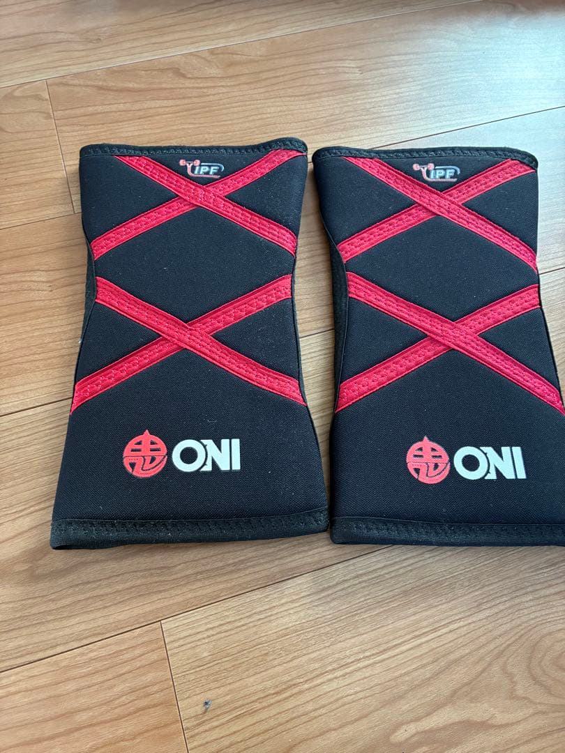 ONI 膝サポーター 赤いアクセント