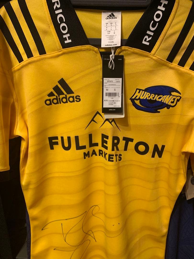ラグビー　Hurricanes TJペレナラ選手サイン入りジャージ サイズM