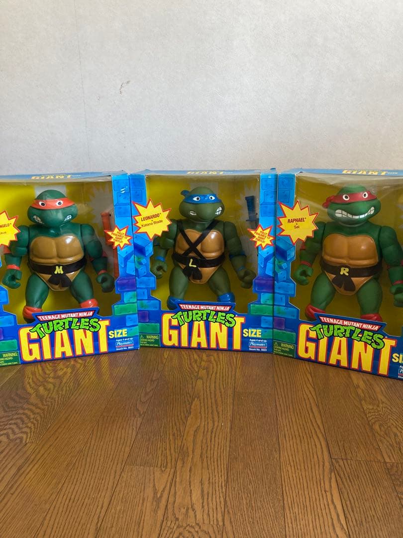 週末セール　タートルズ ジャイアントフィギュア ３体セット。