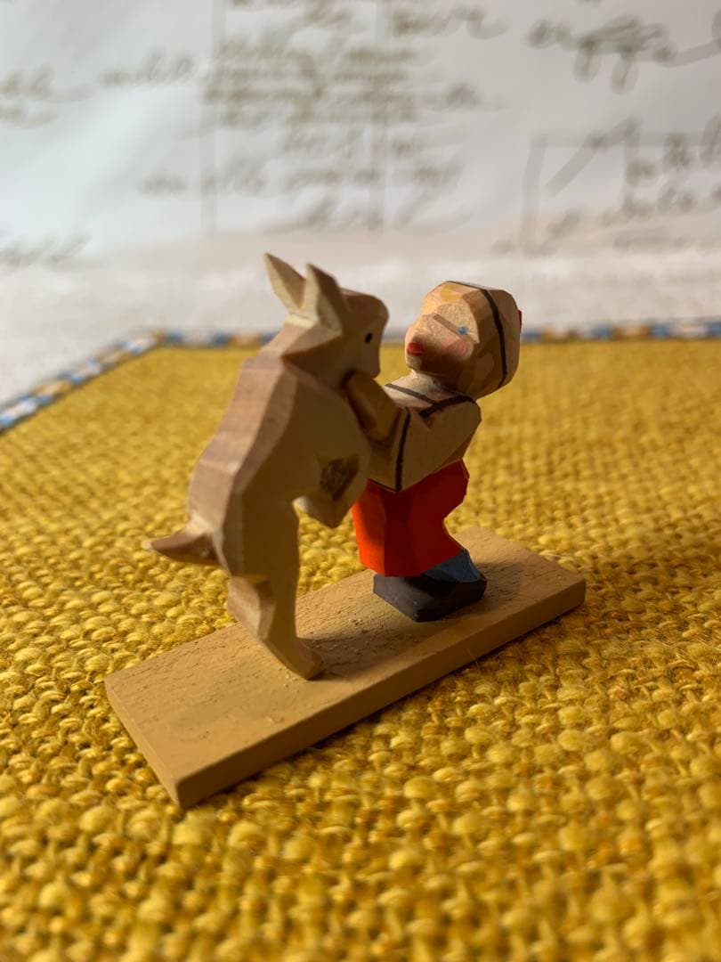 ドイツ製　エルツ山地　ヘルビッヒ工房　木製人形ザイフェン　ワンちゃんと男の子！