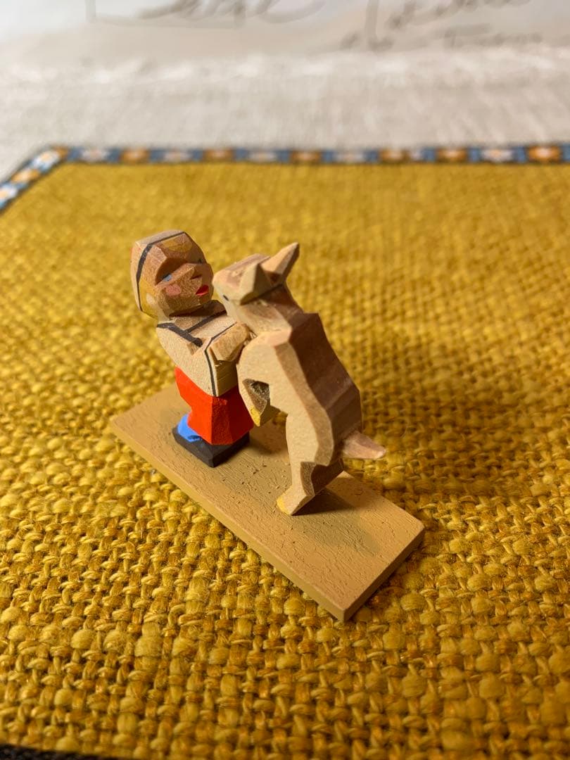 ドイツ製　エルツ山地　ヘルビッヒ工房　木製人形ザイフェン　ワンちゃんと男の子！