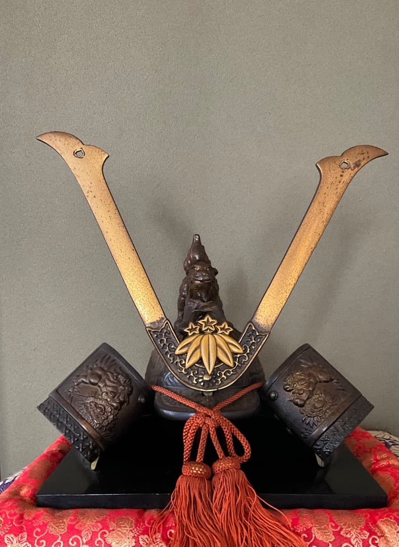 最終値下げ！　出世兜：源九郎義経 長鍬形獅子頭の兜 兜飾り 鋳物 座布団付き