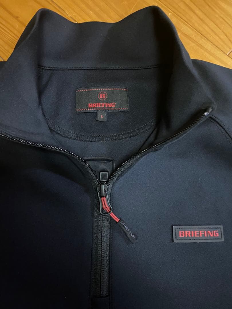BRIEFING ブリーフィング　黒で背中に3Dロゴが付いた襟付きトレーナー L