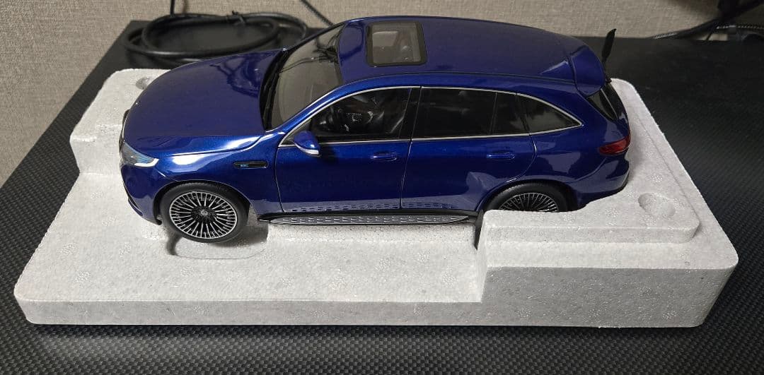 メルセデスベンツ　EQC 400 4MATIC 1/18
