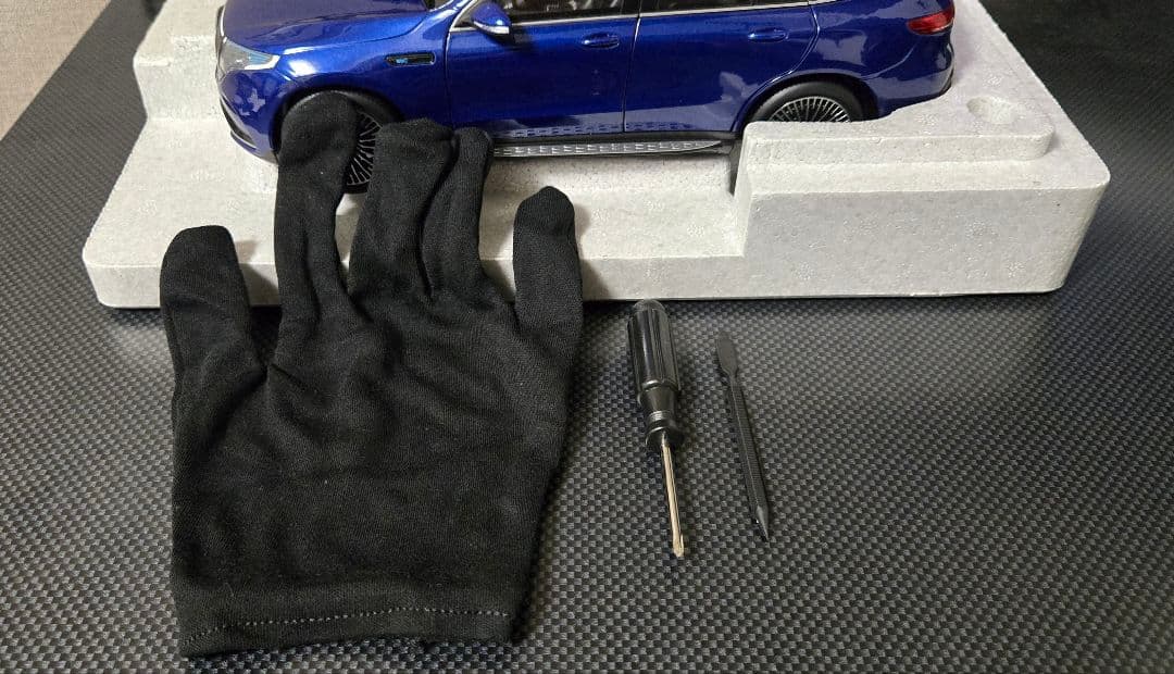 メルセデスベンツ　EQC 400 4MATIC 1/18