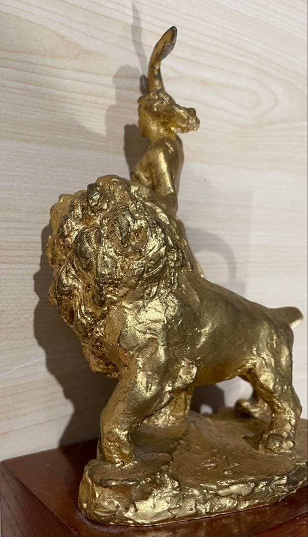 金メッキ 女性とライオン 彫刻