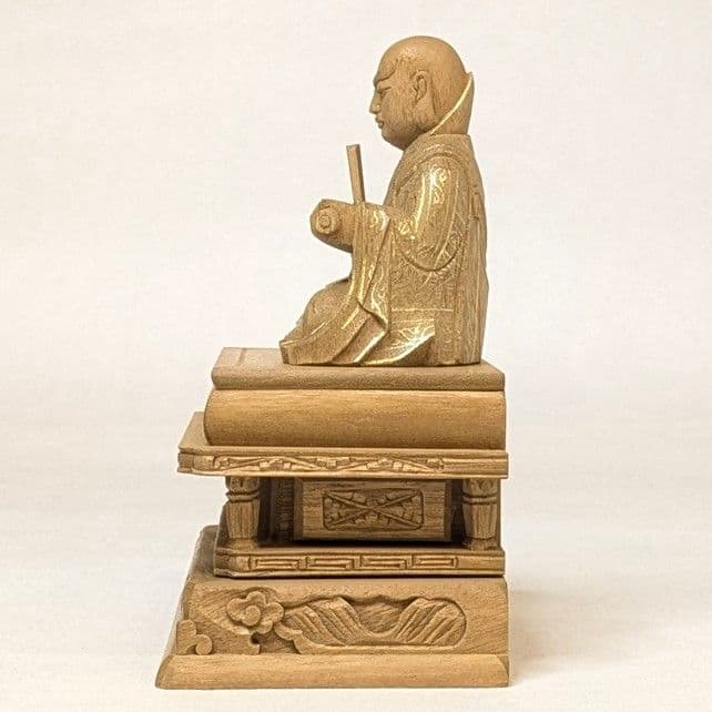 【さらに値下げ・新品】 日蓮聖人　金泥　上彫　総高さ約23.5㎝　楠　日蓮宗