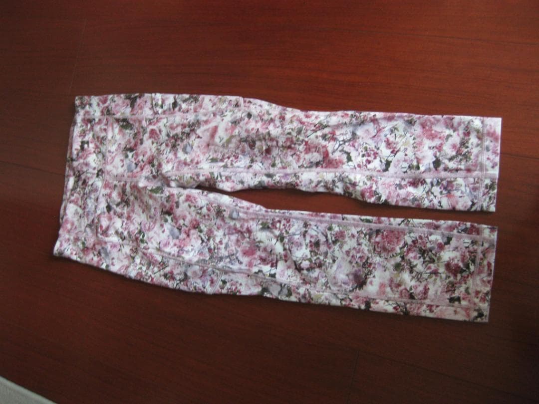 専用【レア】新品　ルルレモン　crop　サイズ２ 桜　サクラ　レギンス