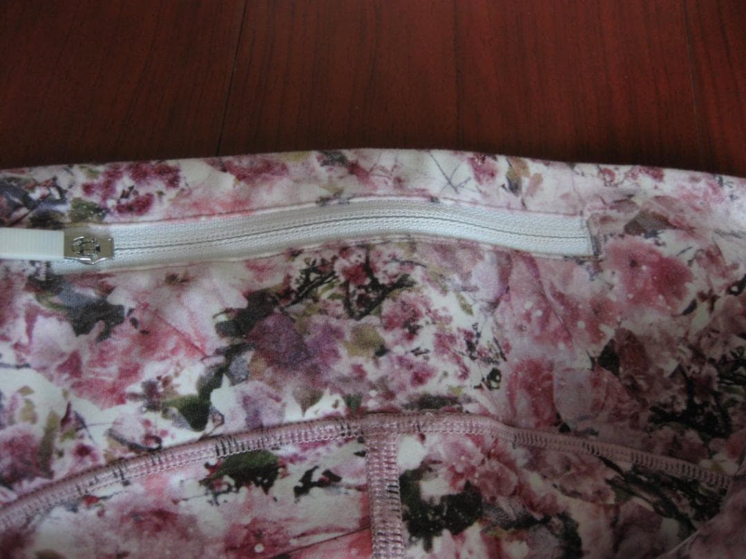 専用【レア】新品　ルルレモン　crop　サイズ２ 桜　サクラ　レギンス