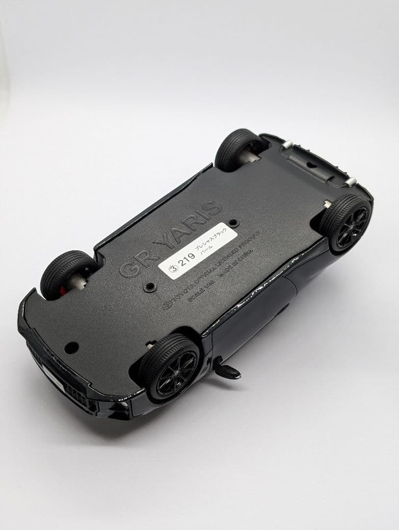 トヨタ GRヤリス プレシャスブラックパール カラーサンプル