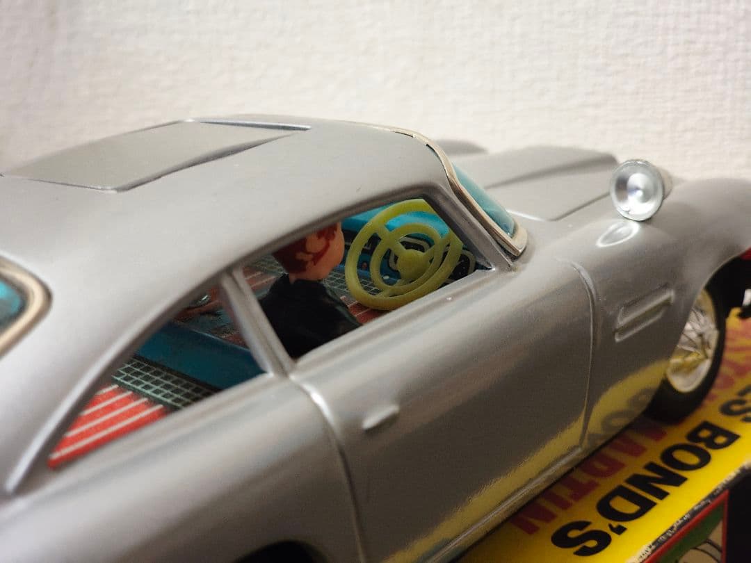 ギルバード　アストンマーチン　007　ジェームズ・ボンド