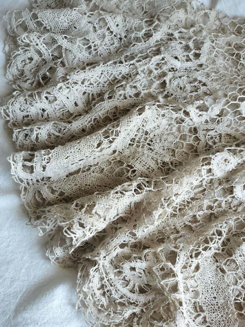 フランスVintage　薄ベージュ　レース編み　◯型テーブルクロス