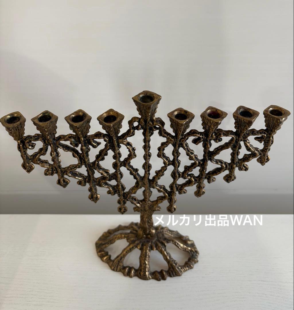 装飾的な金属製ハヌキヤ燭台