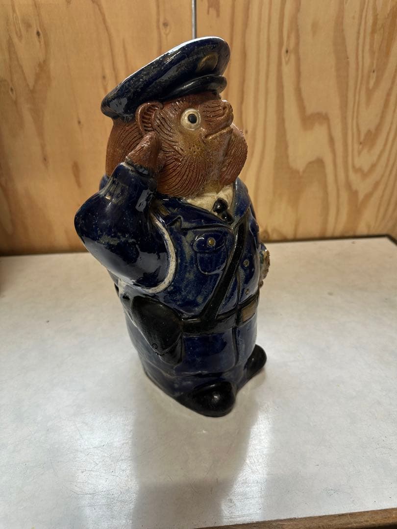 タヌキの警察官　陶器　約32cm
