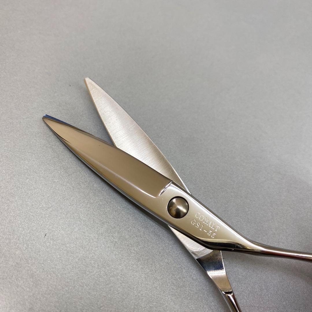 5,5インチシザー 新品 安定感あるとても扱いやすいハンドル　最高のグリップ！