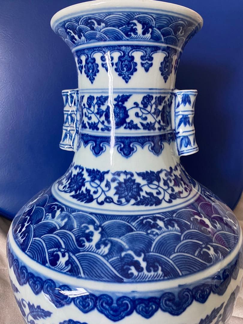 中国大清乾隆年製青花缠枝花紋双耳 尊、高约33.5cm x径22x口径13cm、