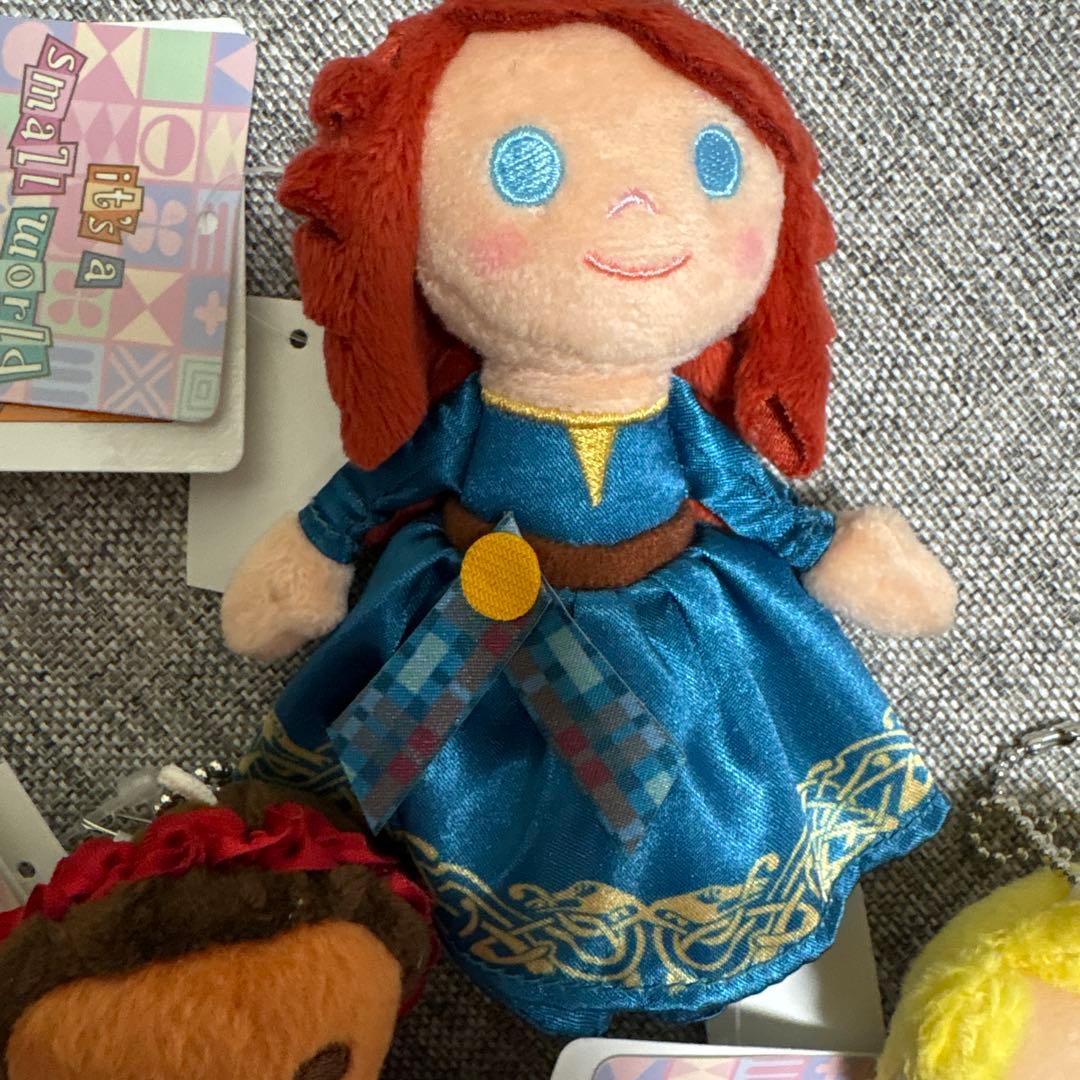 イッツアスモールワールド　メリダ　モアナ ラプンツェル タグ付 ぬいぐるみバッジ