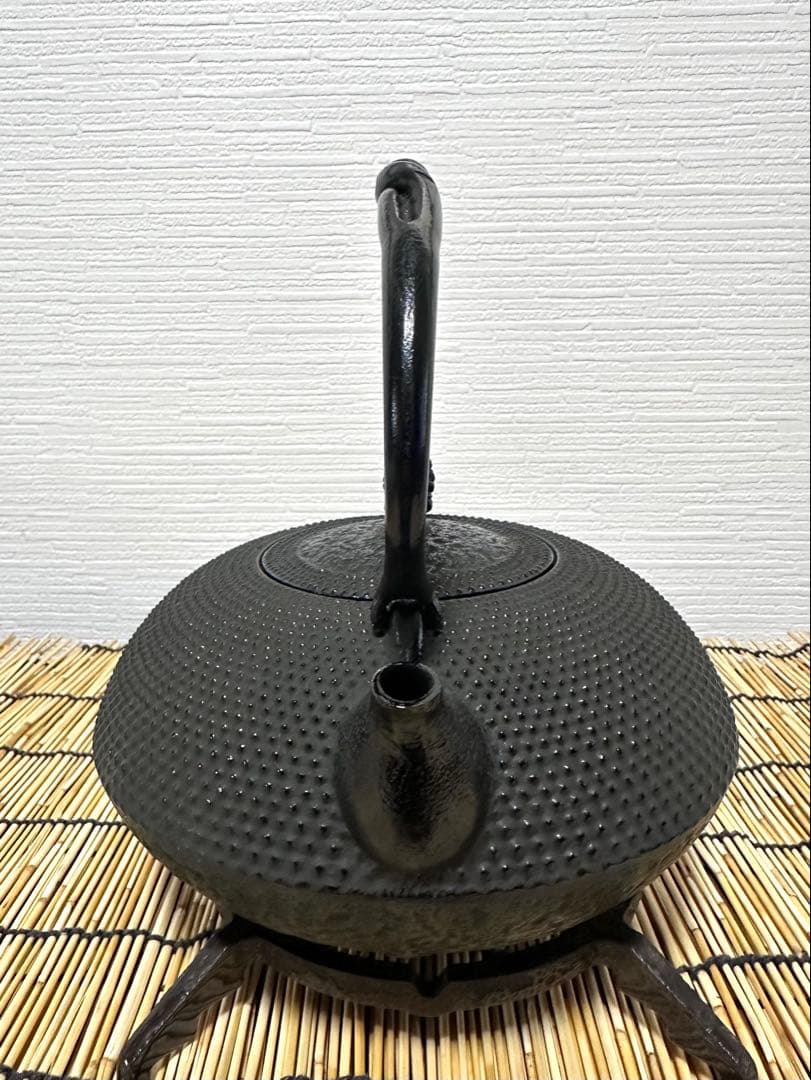 未使用品、供箱、栞、取説付　南部名工金秀 及春鋳造捻鉉算盤形アラレ南部鉄瓶