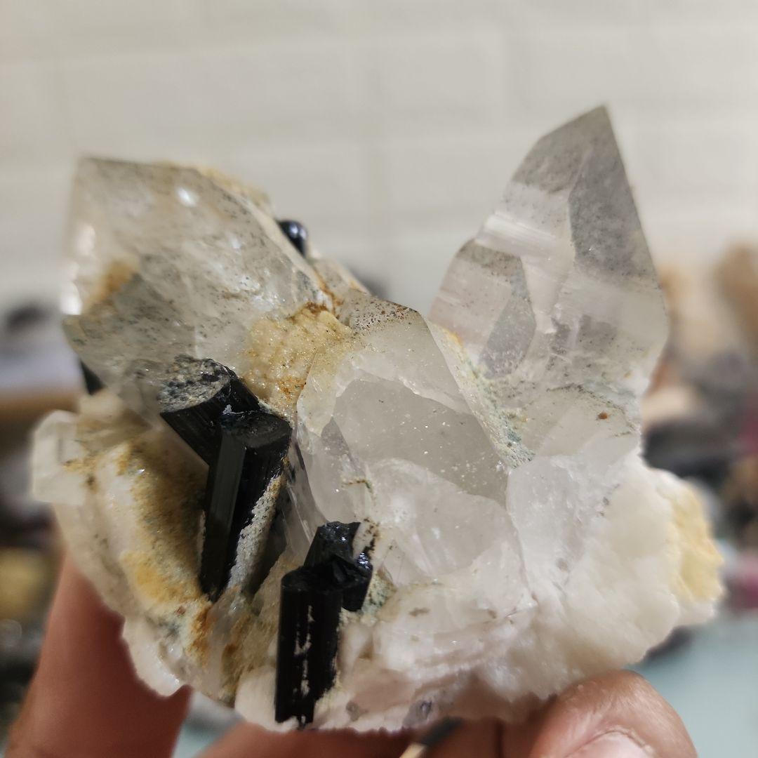 アクアマリン入りクォーツ上のブラックトルマリン