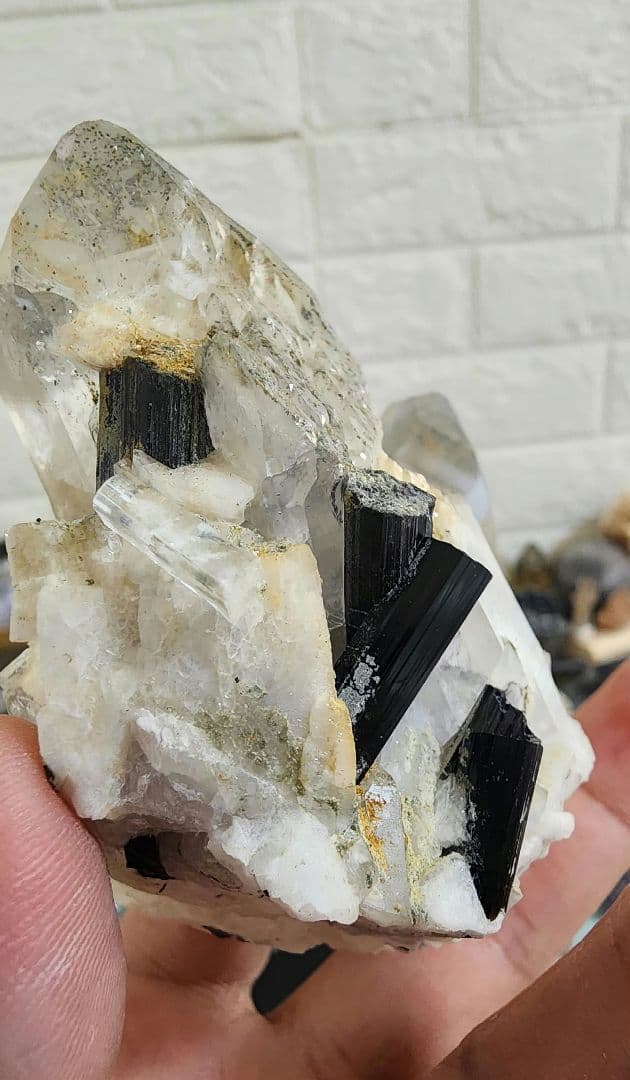 アクアマリン入りクォーツ上のブラックトルマリン