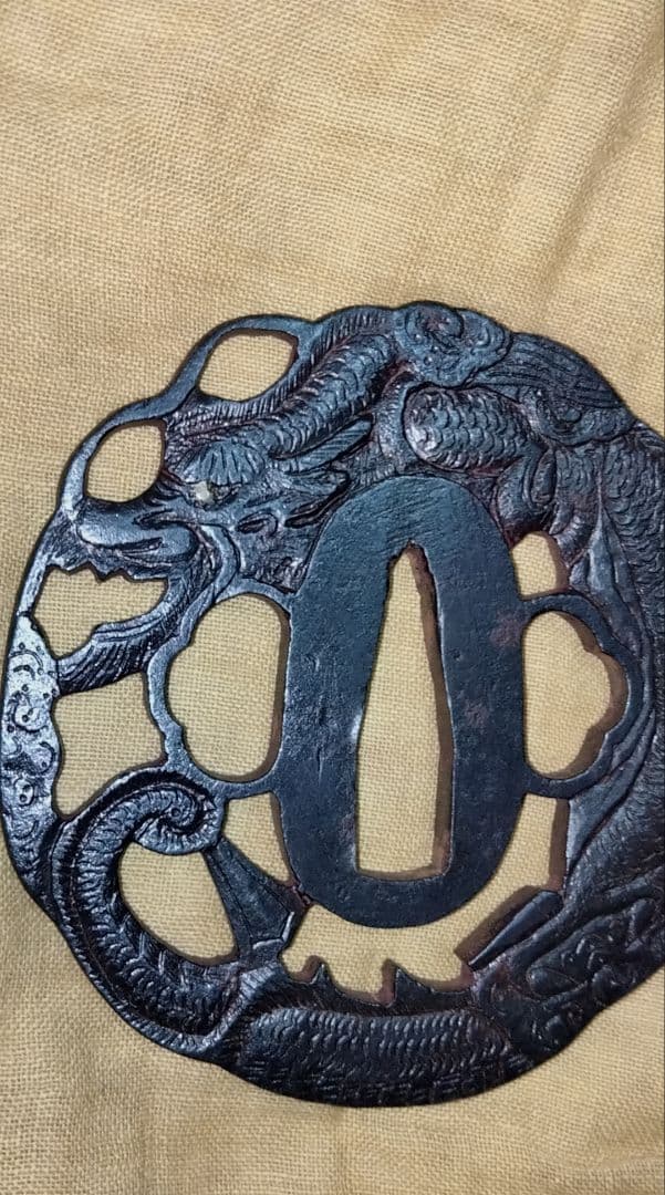 珍品　鉄鍔　鐔　(薩州住義盛　龍透かし)　江戸時代　刀工鍔　薩摩　箱付き