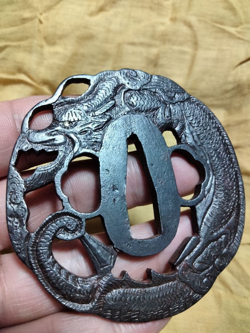 珍品　鉄鍔　鐔　(薩州住義盛　龍透かし)　江戸時代　刀工鍔　薩摩　箱付き