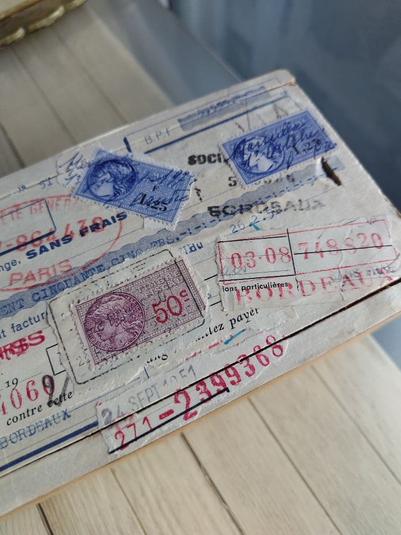 フランスの古い切手付き木製箱