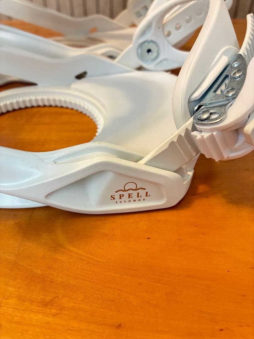 美品 SALOMON SPELL サロモン ビンディング Mサイズ スノボ 白