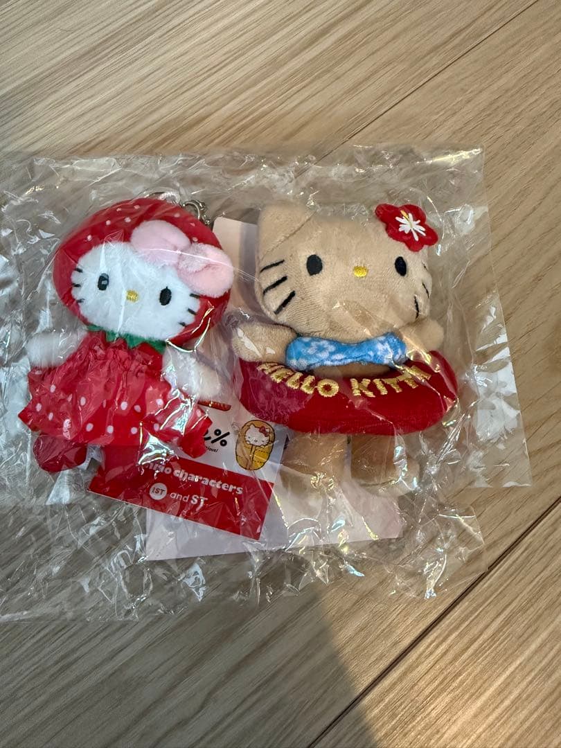 ローリーズファーム　Me%ハローキティ トイキーホルダーいちご プール2点セット