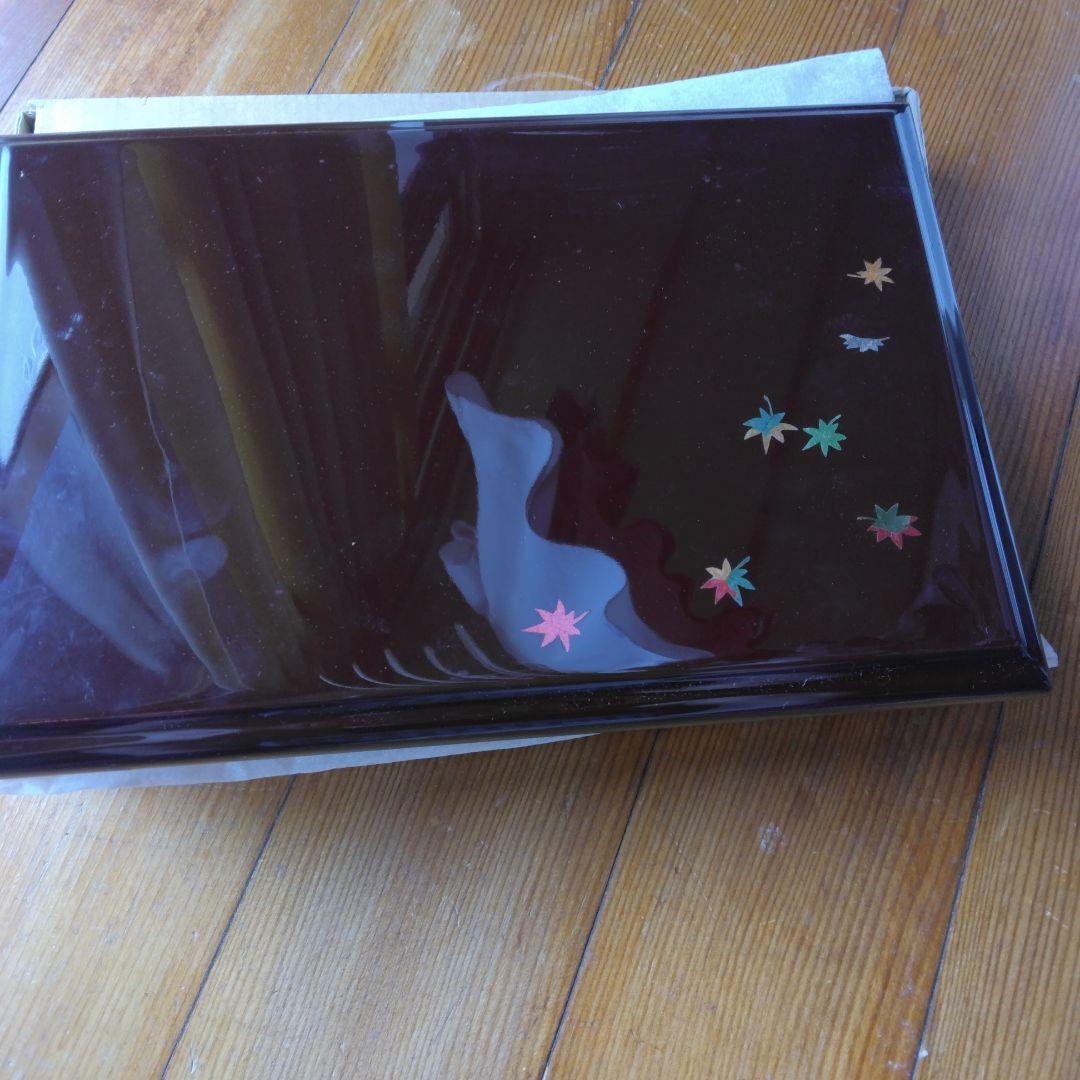 漆塗り台　 色とりどりの葉のデザイン