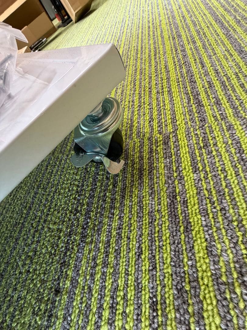 パンチングパネル両面ディスプレイラック、30個のフックとキャスター付き、ホワイト