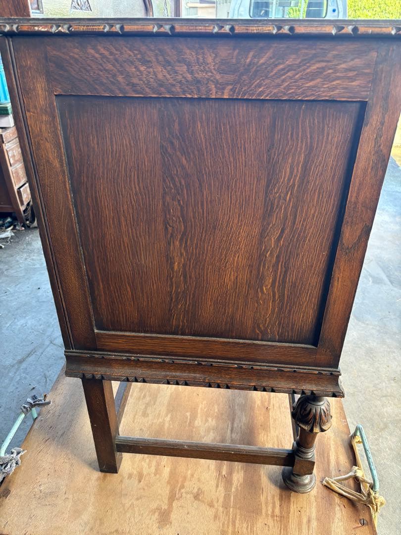 アンティーク　英国クラシック　彫刻家具　キャビネット　サイドボード