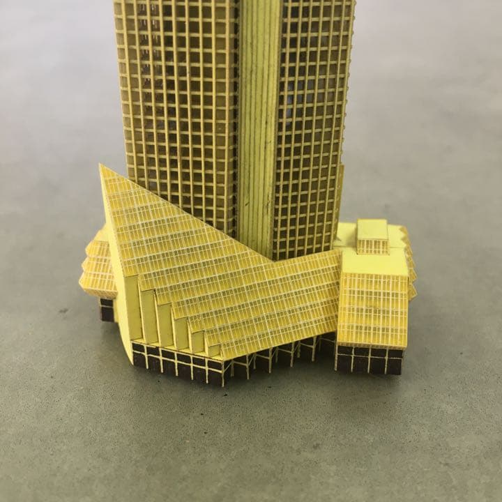 グラス・タワーのペーパーモデル(1/2000、無塗装、ガラス面は透明）