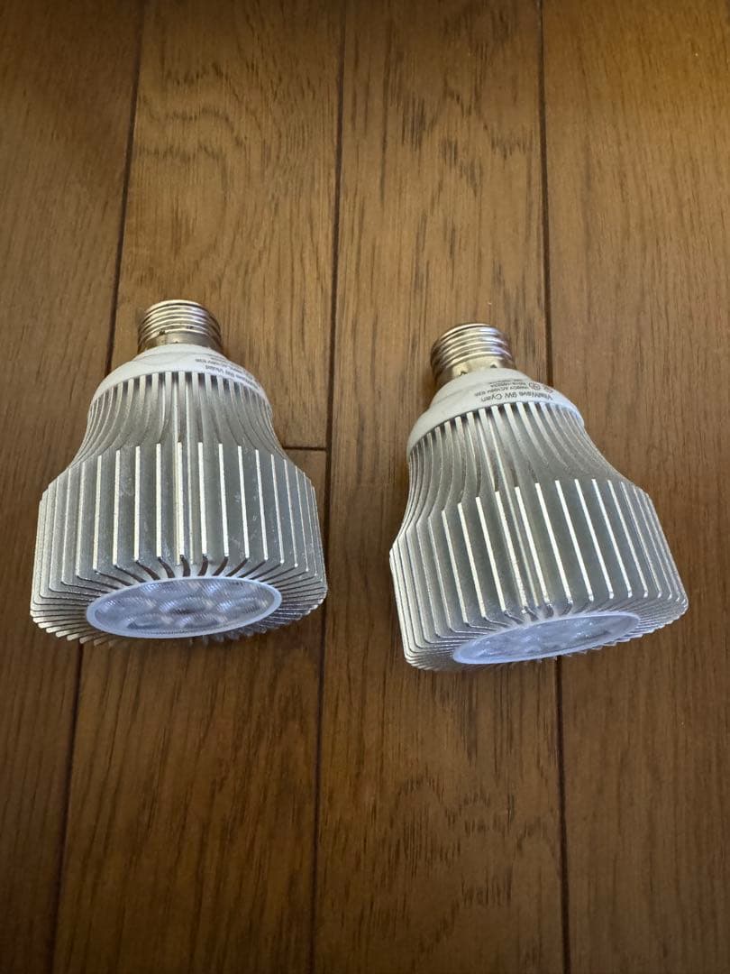 VitalWave 9W Cyan とViolet LEDライト E26