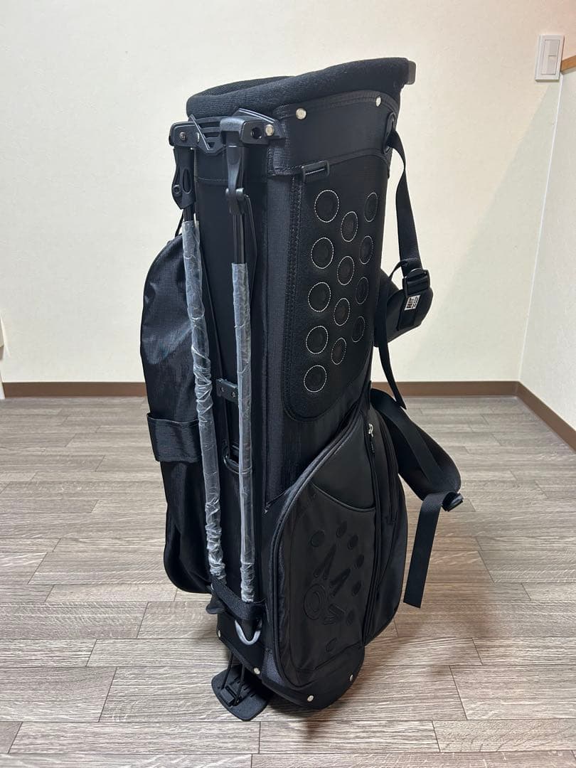 スタンド式キャディバック　ブラック&ピンクのコントラスト