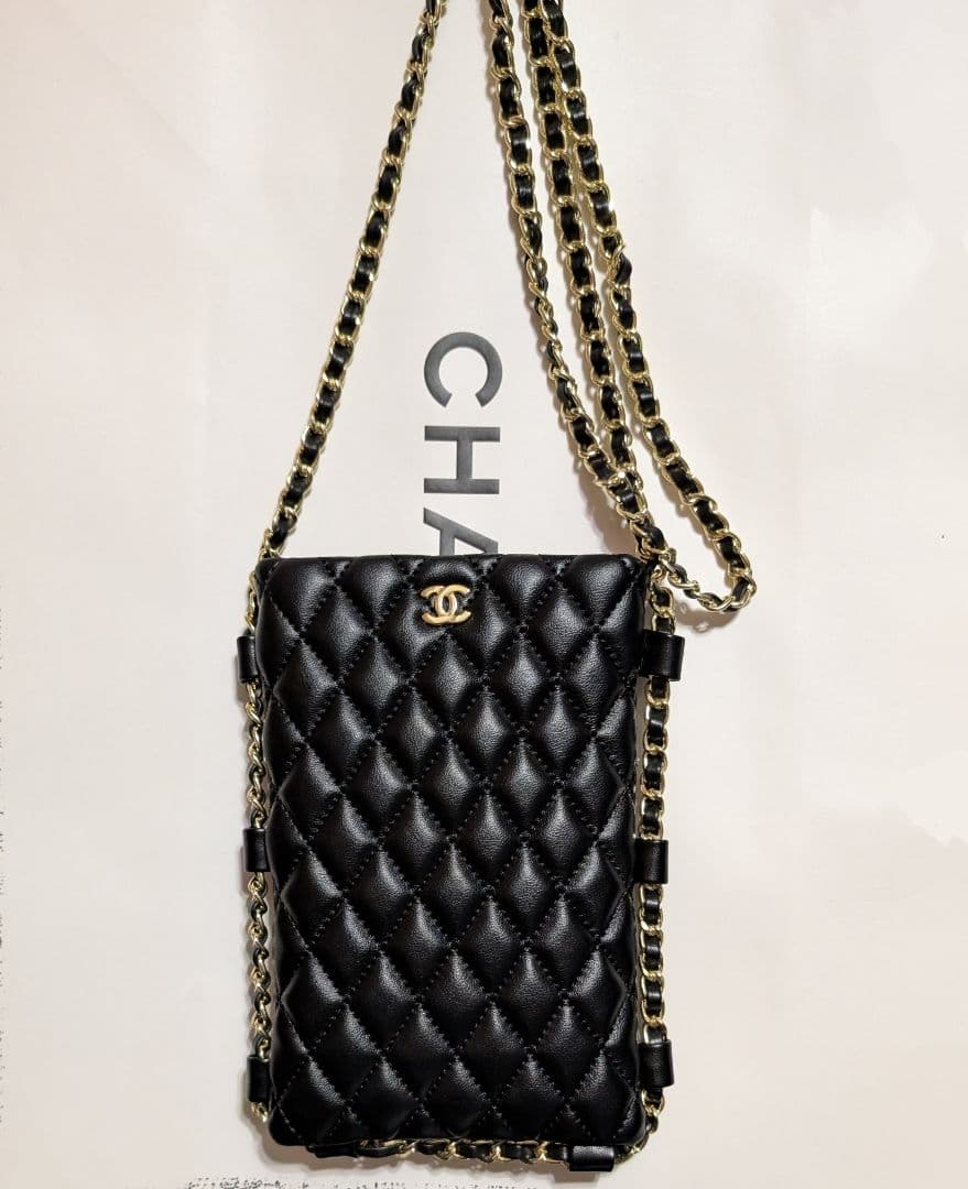 CHANEL ブラック キルティング チェーンスマホショルダー