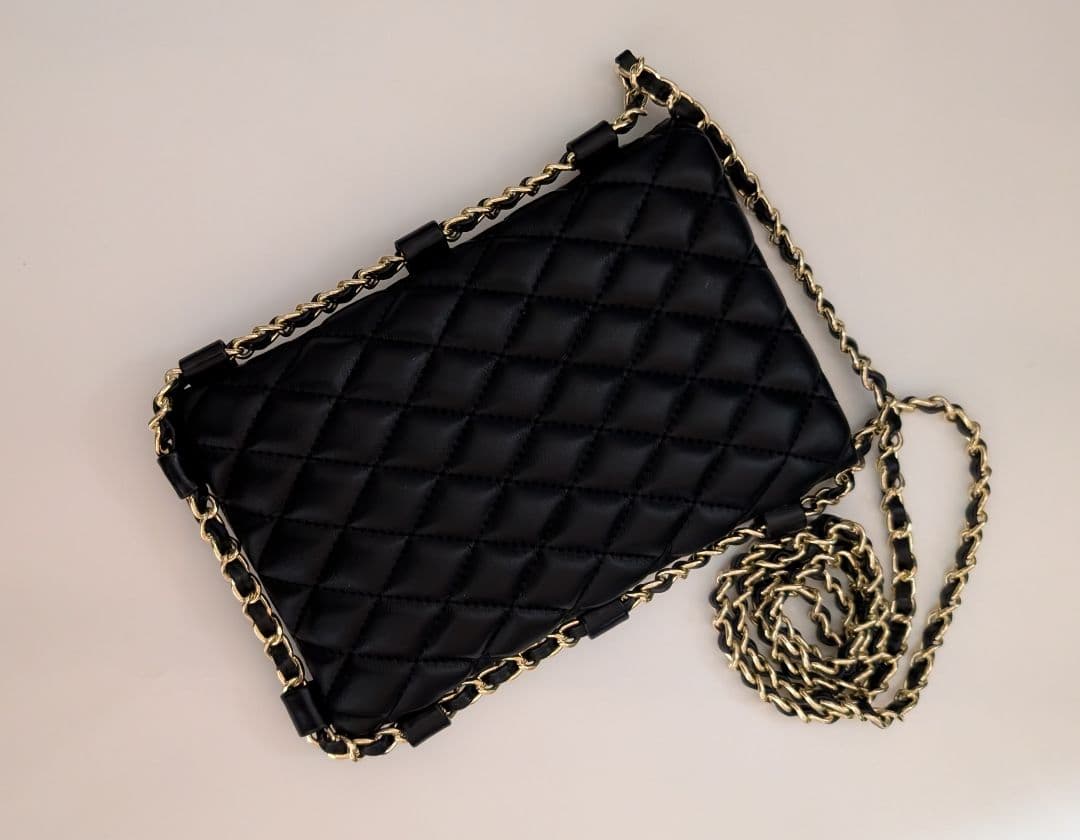 CHANEL ブラック キルティング チェーンスマホショルダー