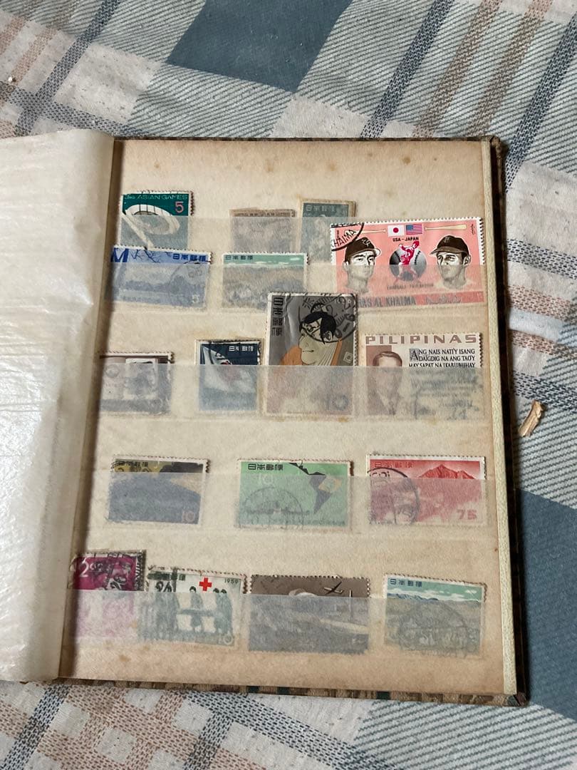 日本の切手／使用済み　写楽など海外切手、みほん切手を含む。202枚。