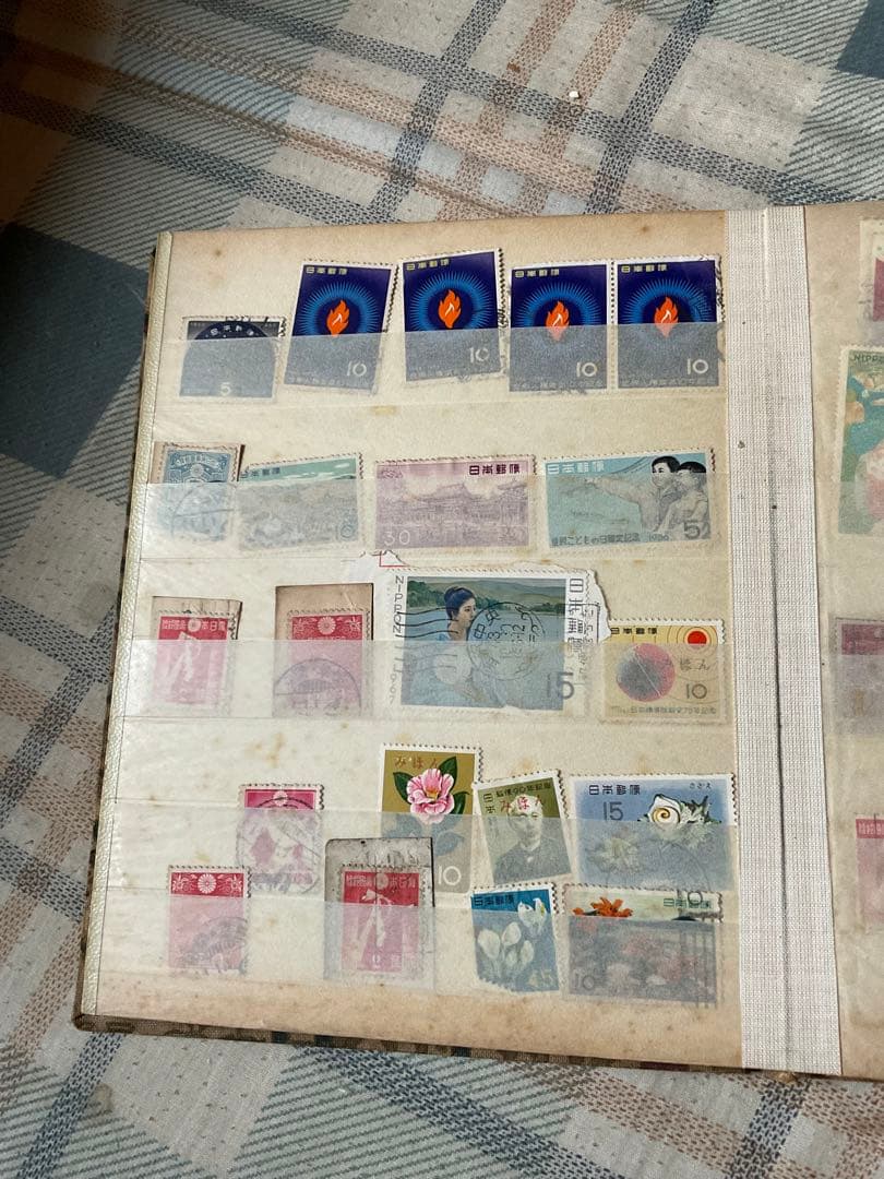 日本の切手／使用済み　写楽など海外切手、みほん切手を含む。202枚。