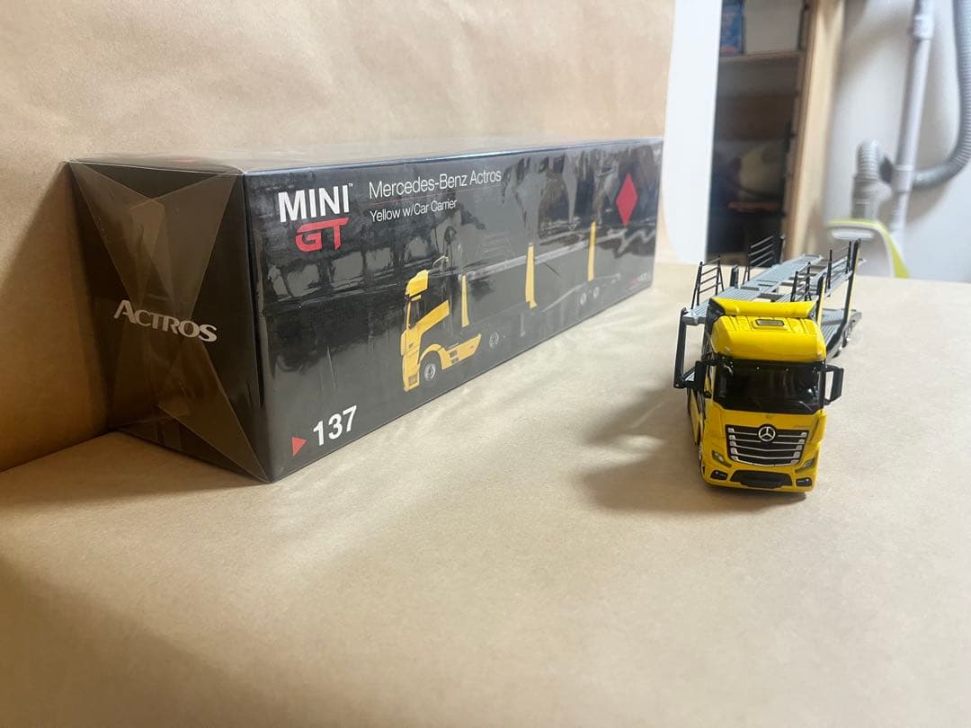 MINI GT♯137 Mercedes Benz Actrosイエロー➕おまけ