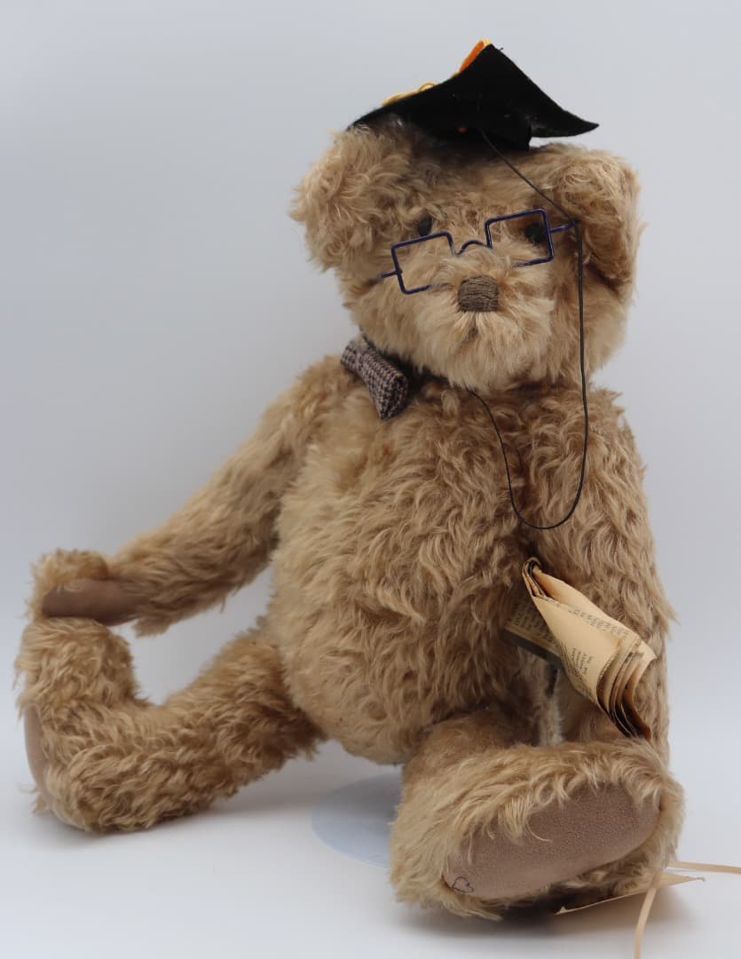 卒業帽をかぶった大きなテディベア 47cm アーティスト・ベア